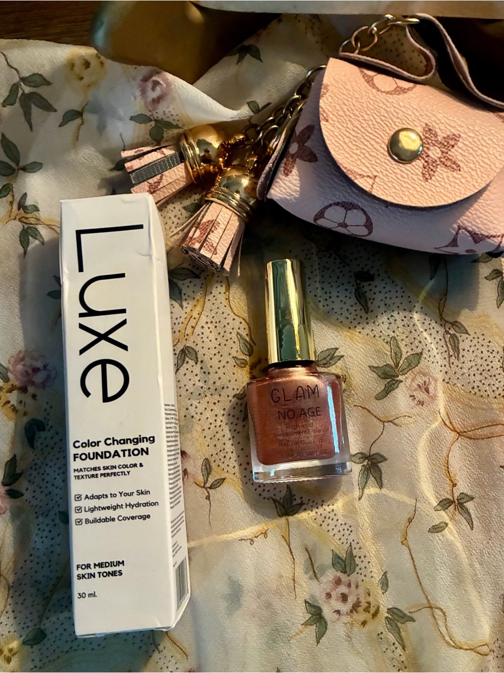 Luxe Foundation Tube in Light to Medium Nude - Picture 4 of 5